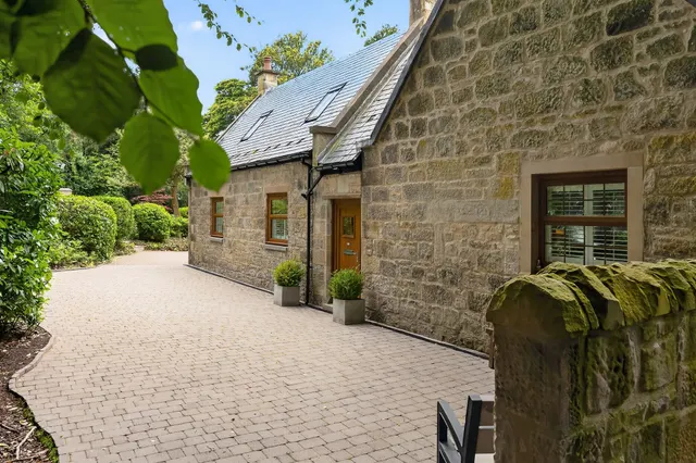 Photo 2 — Linnpark Gardens, Johnstone