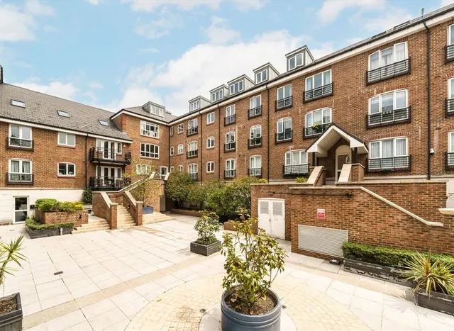 High Street, Brentford, TW8, photo 1