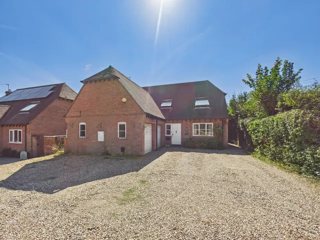 Bullocks Farm Lane, Wheeler End, HP14, photo 1