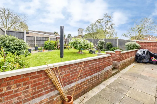 Photo 2 — Glendon Close, LINCOLN