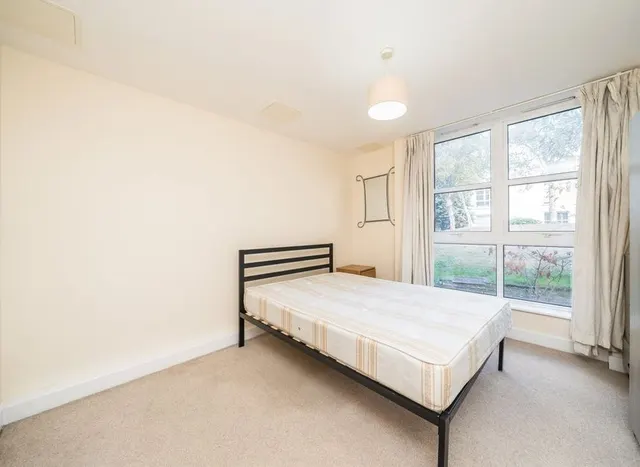 Barrier Point Road, Royal Wharf, E16, photo 3