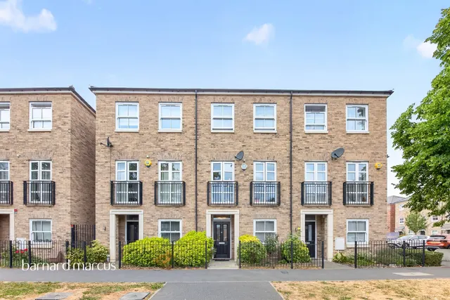 Lovegrove Way, London, photo 1