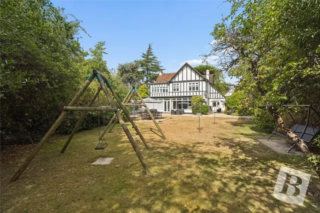 Main Road, Gidea Park, RM2, photo 1