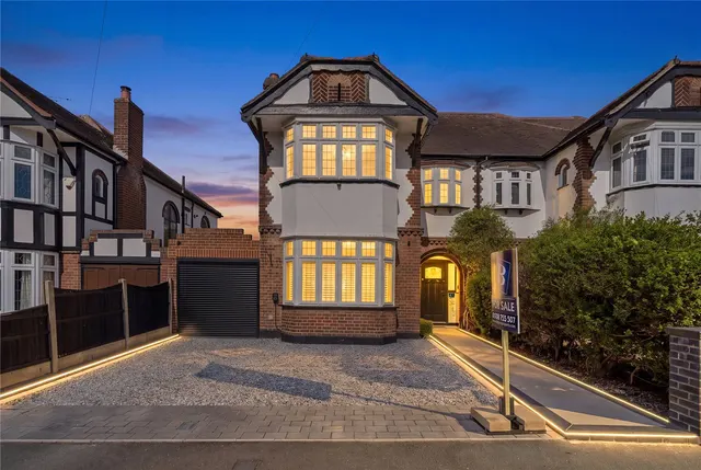 Repton Avenue, Gidea Park, RM2, photo 1