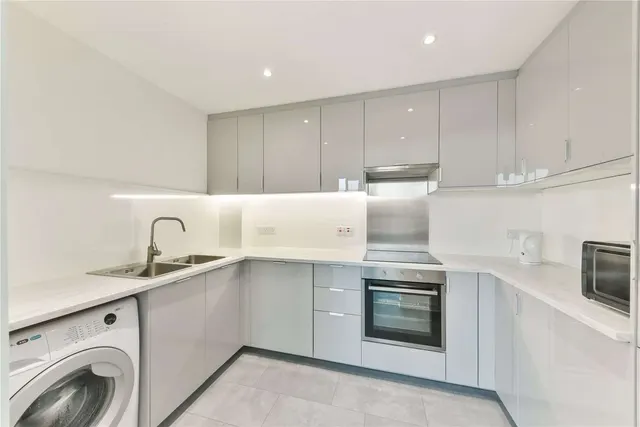 Photo 3 — Boardwalk Place, London, E14 5SE