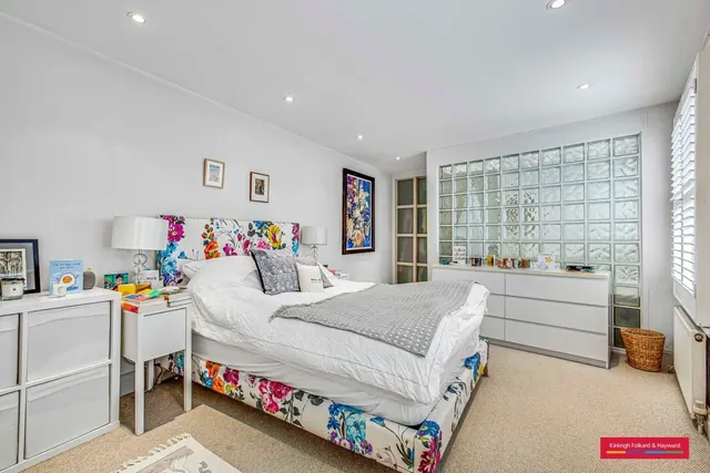 Photo 3 — Barclay Road, Fulham, London, SW6
