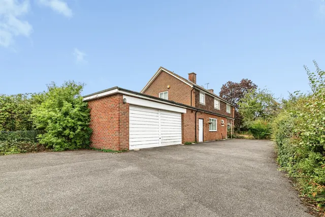 Sanctuary, Monk Sherborne, RG26, photo 1