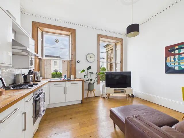 Photo 2 — Flat 3, 9 Carlton Street, Cheltenham, GL52 6AG