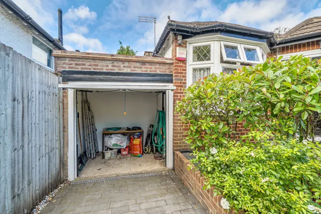 Hillside Road, Northwood, HA6, photo 3