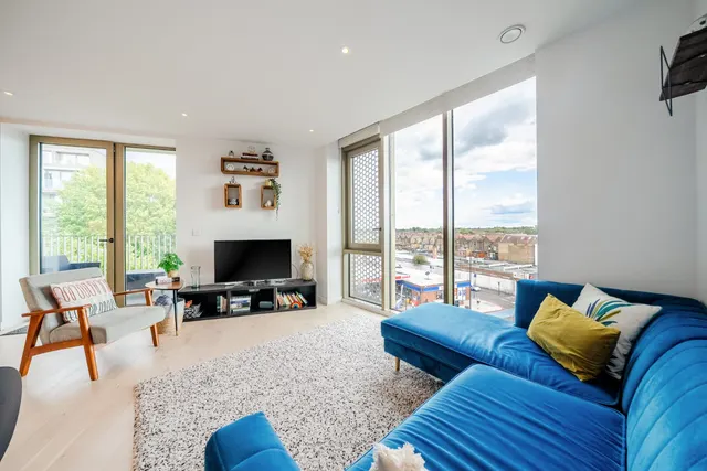 Balham High Road, London, SW17, photo 1