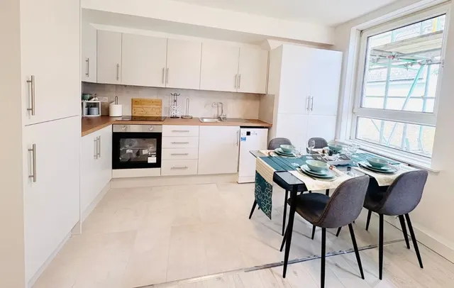 4 bedroom flat — Renton Close, Brixton Hill, London, SW2