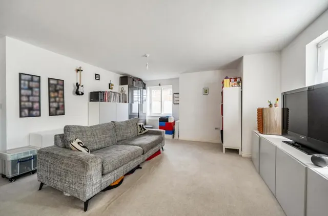 Elton Close, Aylesbury, HP18, photo 3