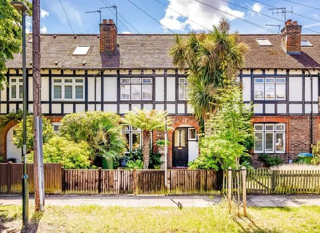 Broad Lane, Hampton, TW12, photo 1