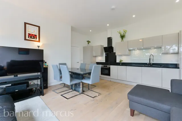 Challenge Court, Leatherhead, KT22, photo 2