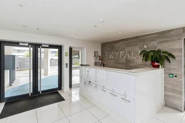 Russell Way, Crawley, photo 1