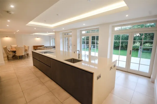 with 5 bedrooms in Rye Street, Bishops Stortford, CM23, photo 2