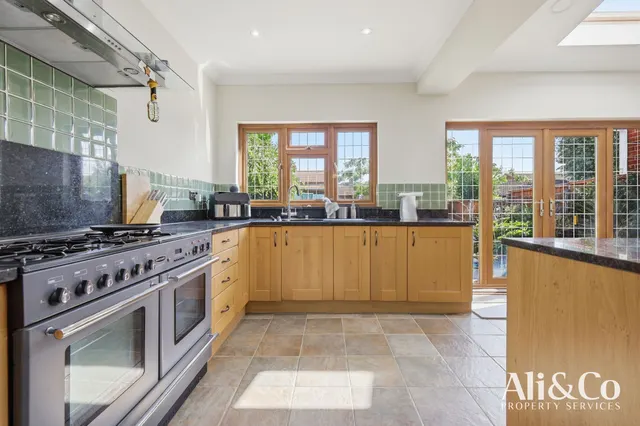 Photo 3 — Lenmore Avenue, Grays, Essex, RM17 5NZ