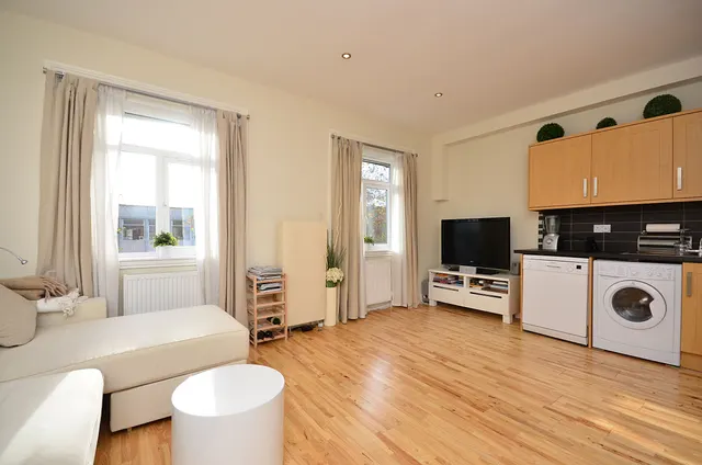 Flat 3, 470 Chiswick High Road, London, photo 1