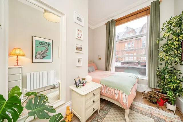 Balham High Road, SW12, photo 3