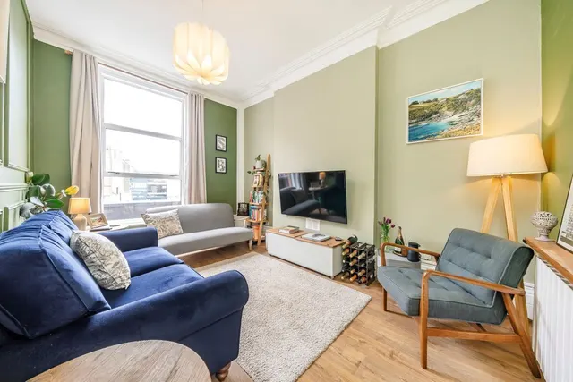 Balham High Road, SW12, photo 1