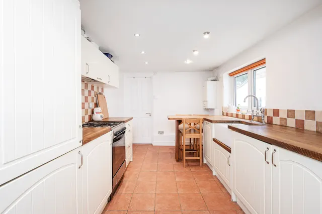 Photo 2 — Flat A, 21 Shelburne Road, London