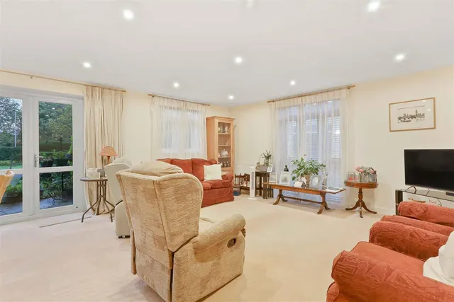 Whyte Mews, Cheam, SM3, photo 2
