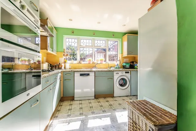 Photo 2 — Mallow Close, Croydon, CR0
