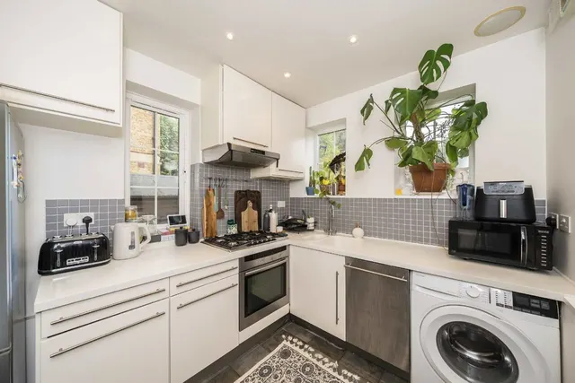 Merton Road, SW18, photo 3