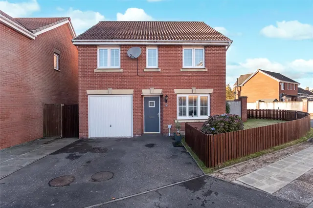 Strathnairn Court, Glenrothes, KY7, photo 1