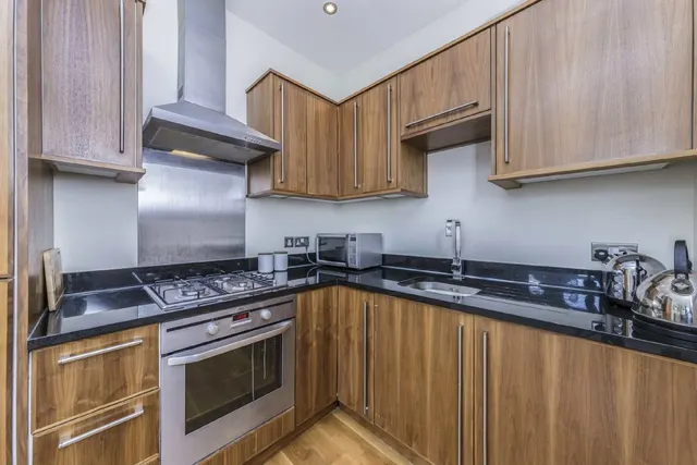 Summerley Street, SW18, photo 3