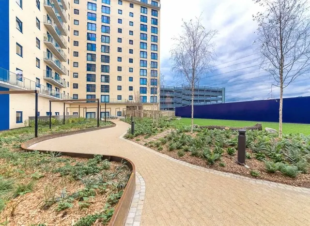 Western Gateway, Royal Wharf, E16, photo 1