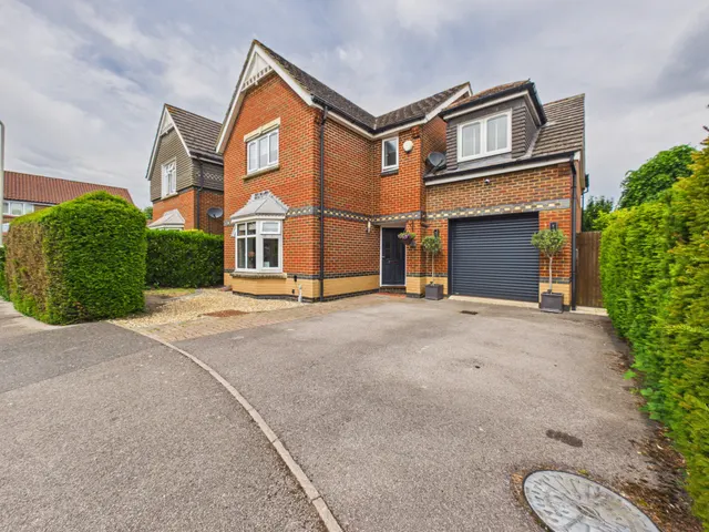 Wallis Drive, Bramley, RG26, photo 1