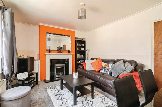 Photo 2 — Denewood Crescent, Nottingham