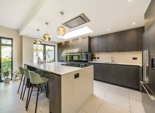 Hendon Lane, Finchley, N3, photo 1