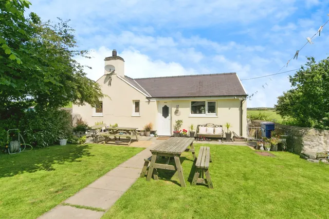 Llanynghenedl, Holyhead, LL65, photo 1