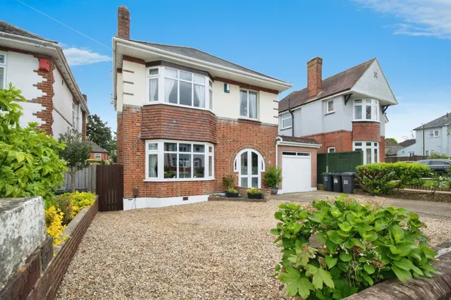 Pinewood Avenue, Bournemouth, photo 1