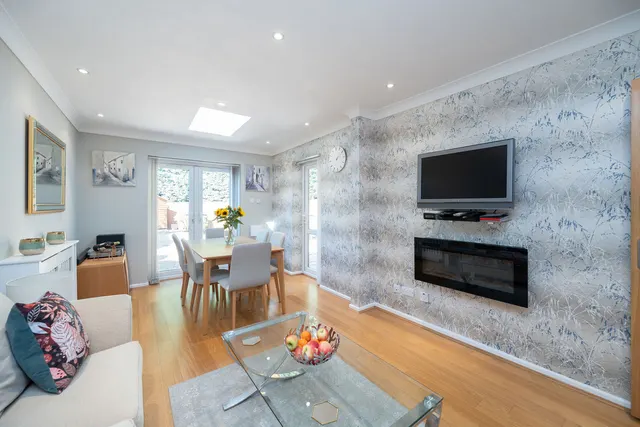 Horsham, RH13, photo 3