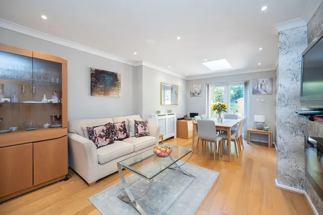 Horsham, RH13, photo 2