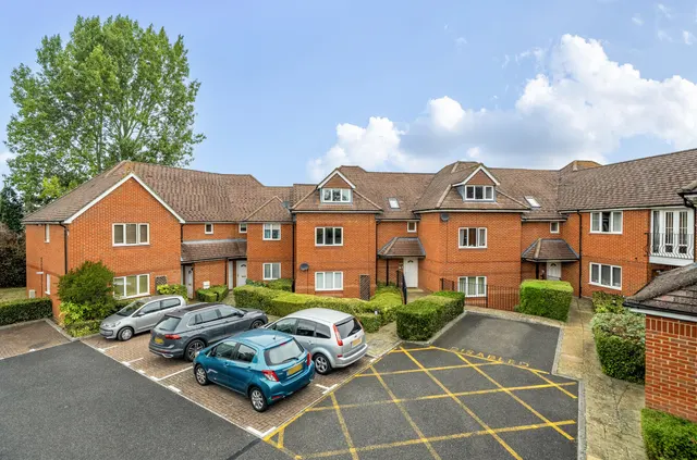 Roebuck Estate, Binfield, Bracknell, Berkshire, RG42 4ET, photo 1
