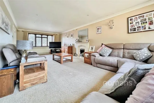 Raeburn Way, College Town, GU47, photo 3
