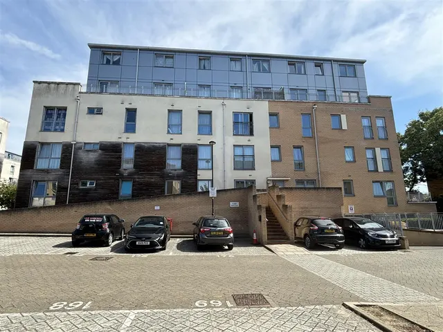 Cameron Crescent, Edgware, photo 1