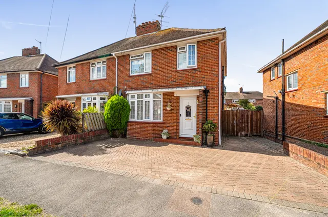 Calvert Close, Aldershot, Hampshire, GU12 4QX, photo 1