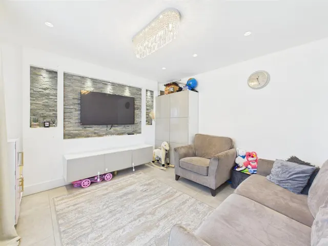 Photo 2 — Truesdale Drive, Harefield, Uxbridge, Middlesex, UB9 6AY