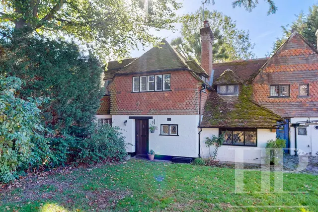 Old Martyrs, Crawley, RH11, photo 1