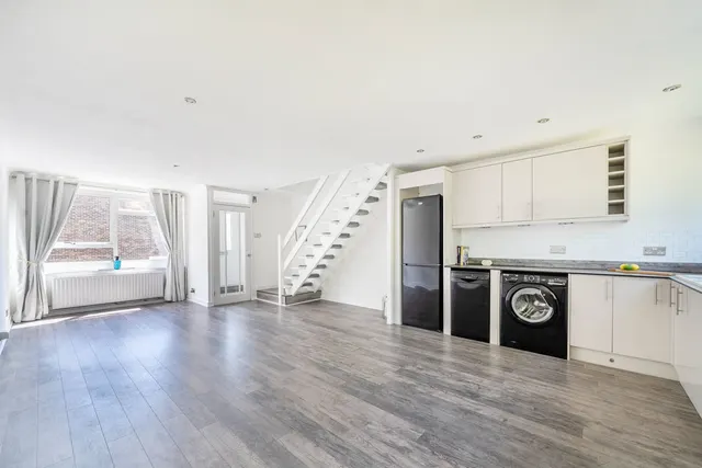 Photo 2 — Caveside Close, Chislehurst, BR7 5NL