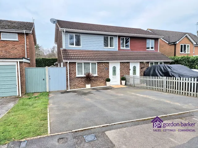 Photo 2 — Pear Tree Close, Alderholt, Fordingbridge, SP6 3ER