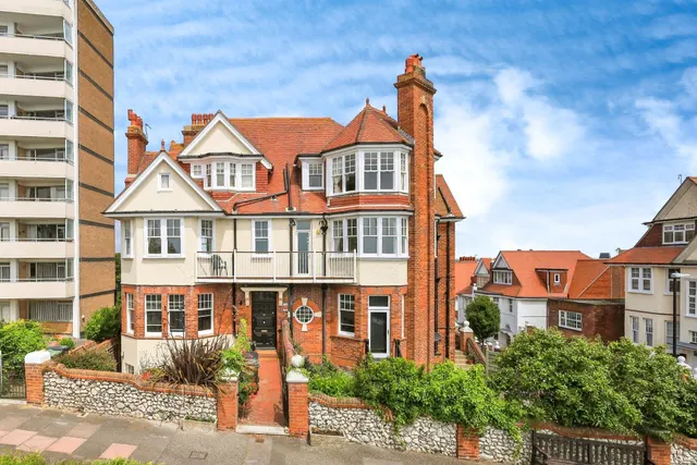 South Cliff Avenue, Eastbourne, BN20, photo 1