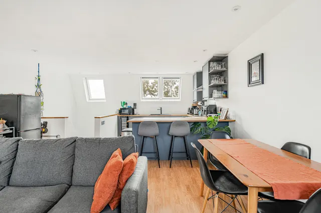 2 bedroom flat, Battersea Park Road, London, SW11
