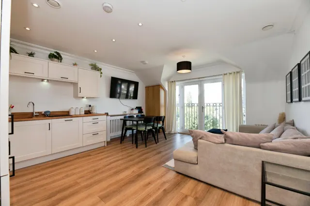 Merchant Close, Epsom, KT19, photo 3
