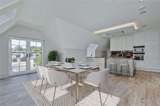 3 bedroom flat — New Road, Esher, Surrey, KT10 9PG